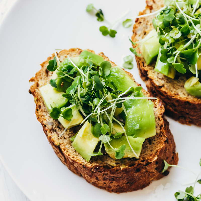 Comment une alimentation équilibrée booste la santé de vos cheveux