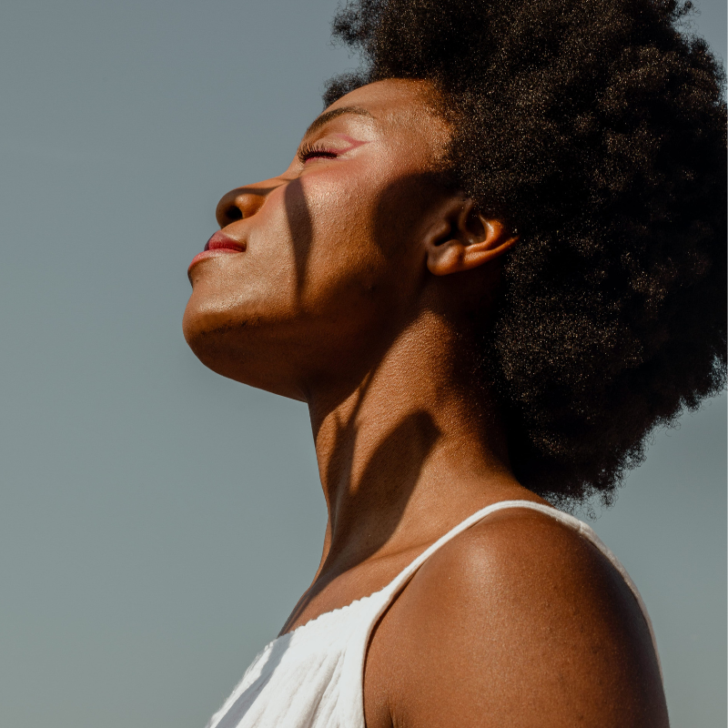 Comment prendre soin de ses cheveux après l'été ? Redonnez vie à vos boucles